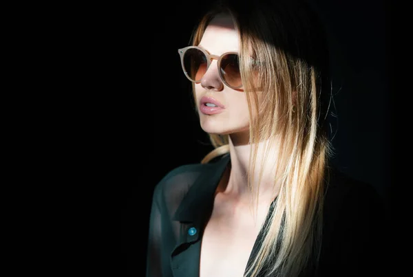 Mulher Sexy Elegante Óculos Sol Fundo Cinza Jovem Modelo Sensual — Fotografia de Stock