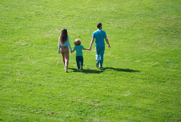 Rückansicht Von Mutter Und Kind Die Sich Sommerpark Freien Vergnügen — Stockfoto