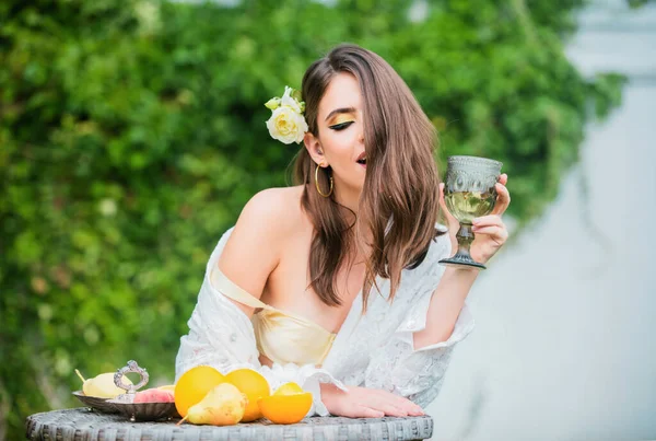 有魅力的女人在户外喝酒 户外背景 漂亮的女模特和一杯葡萄酒 夏天的心情 梦中的女孩 — 图库照片