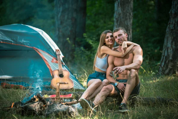 Casal Romântico Acampamento Aventura Livre Com Amigos Natureza Sexy Coupl — Fotografia de Stock
