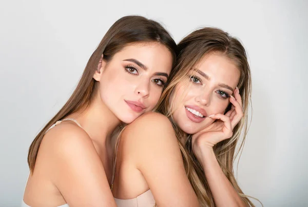Piękne Kobiety Makijażem Kosmetykami Zbliżenie Kilku Pięknych Modelek Dwie Atrakcyjne — Zdjęcie stockowe