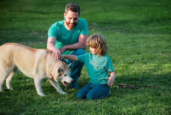 Pai Filho Brincando Com Cachorro Jardim Pai Criança Com Animal — Fotografia de Stock