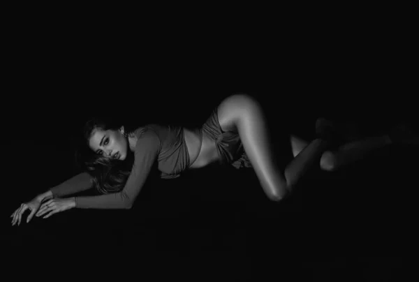 Siyah Arka Planda Seksi Bir Kadın Model Seksi Vücutlu Şehvetli — Stok fotoğraf