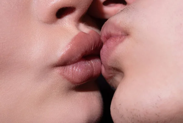 Bliska Zmysłowy Pocałunek Seksowny Pocałunek Między Dwoma Namiętnymi Szminkami Dwa — Zdjęcie stockowe