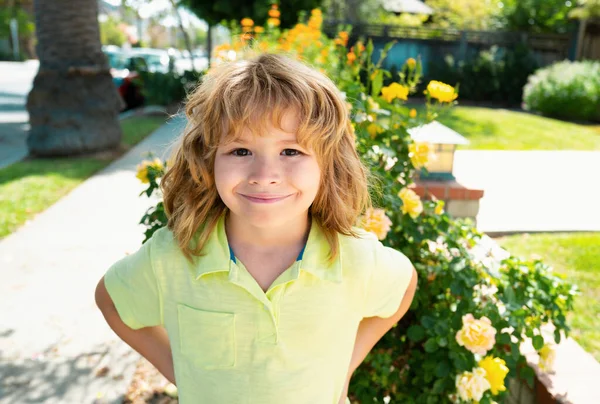 Kinder Lustiges Gesicht Glücklicher Kleiner Junge Mit Spaß Freien — Stockfoto