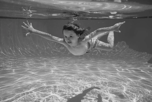Criança Nadar Debaixo Água Piscina Rapaz Nadando Mergulhando Debaixo Água — Fotografia de Stock