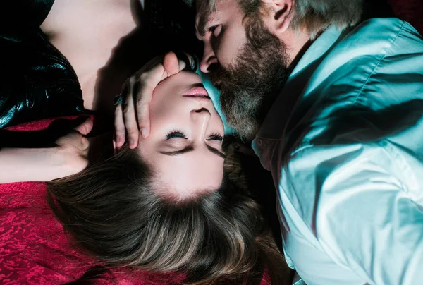 Casal Apaixonado Gentilmente Beijando Uns Aos Outros Com Desejo Beijo — Fotografia de Stock