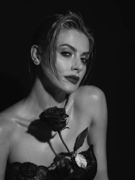 Όμορφη Ρομαντική Γυναίκα Τριαντάφυλλο Λουλούδια Όμορφο Πολυτελές Μακιγιάζ Σχέδιο Για — Φωτογραφία Αρχείου