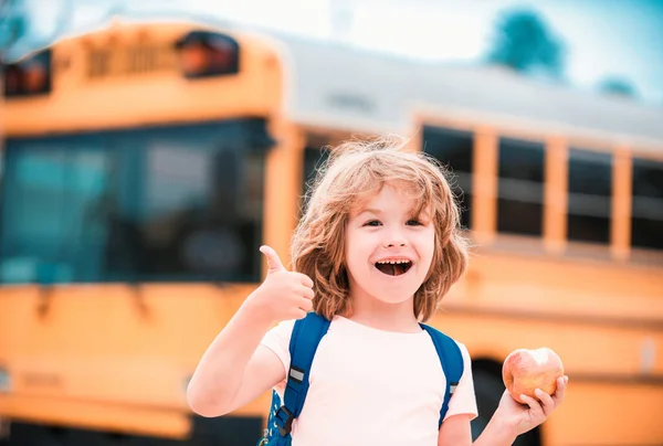 Glückliche Schulkinder Schulbus Kind Streckt Lächelnd Die Daumen Die Höhe — Stockfoto