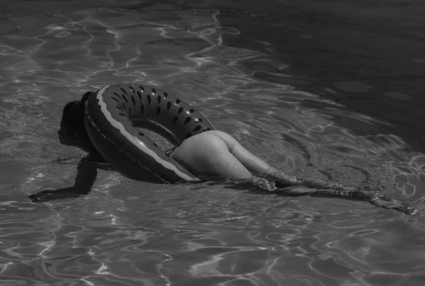 漂亮的性感女孩穿着比基尼在游泳池边摆姿势 — 图库照片