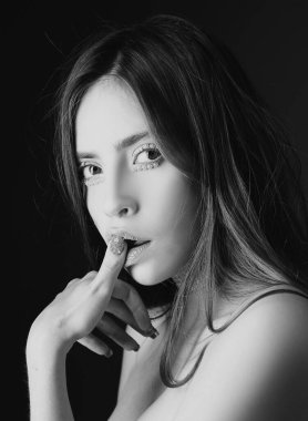 Güzel, zarif bir kadının stüdyo portresi. Yüksek model.