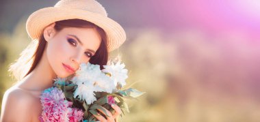 Çiçek açan ağaçtaki güzel bahar kadını. Bahar çiçeklerindeki güzel bir kadının portresi. Güzel kadın yüzü. Başlık web sitesi tasarımı için pankart, kopyalama alanı