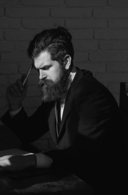 Düşünen adam. Sınıfta bir öğretmenin ya da profesörün portresi. Ciddi, olgun bir öğretmeni tatmin ettim. Ciddi öğretmen, kendinden emin profesör konsepti.