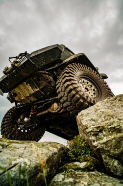 4x4 sürücü için seyahat ve yarış konsepti kapalı yol araç. Güzel doğa. Off-road 4x4 konsepti. Dağ yolunda Suv ön düşük açı görünümü