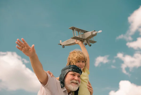 Menino Avô Divertindo Com Avião Brinquedo Céu Sonhos Criança Voar — Fotografia de Stock