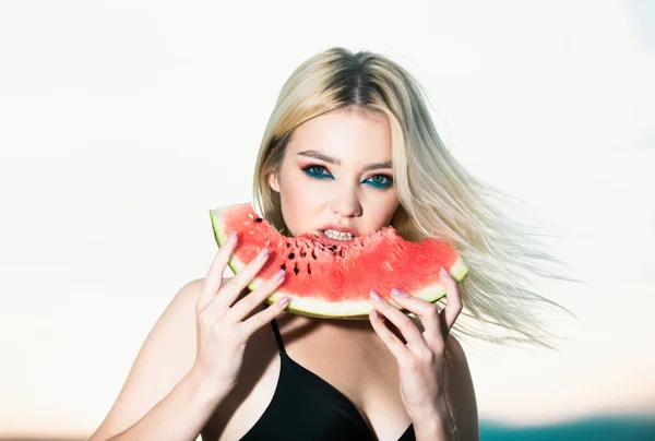Mooie Jonge Vrouw Met Watermeloen Positieve Jeugd Uitdrukkingen Meisje Bijten — Stockfoto