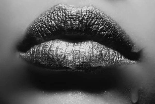 입술에 황금색 립스틱을 다물고 입술깨물기 — 스톡 사진