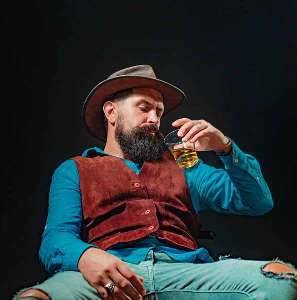 Sakallı Adam Cam Brendi Tutuyor Kötü Alışkanlık Alkol Bağımlılığı Alkollü — Stok fotoğraf