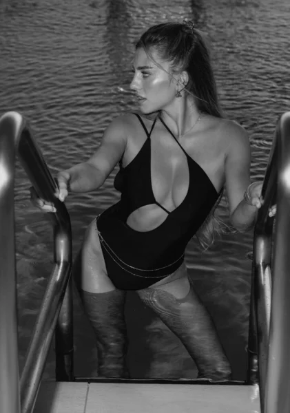 美丽和夏天 在温泉游泳池里放松一下 放松一下 迈阿密 在暑假和旅行中美丽的女人 — 图库照片