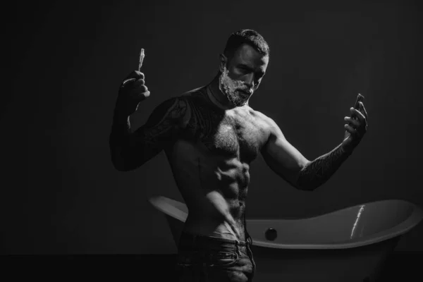 Sexy Guy Shaving Beard Barber Blade Man Vintage Razor Shaving — Stock Photo, Image