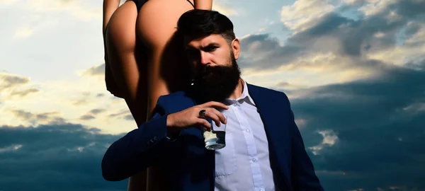 Bogaty Człowiek Pije Brodatego Biznesmena Eleganckim Garniturze Szklanką Whisky Młoda — Zdjęcie stockowe