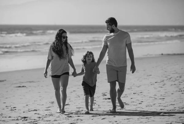 Buone Vacanze Famiglia Padre Madre Figlio Che Camminano Sulla Spiaggia — Foto Stock