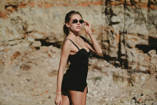 Kobieta Moda Modnych Okularach Przeciwsłonecznych Moda Czarny Strój Zewnątrz Atrakcyjna — Zdjęcie stockowe