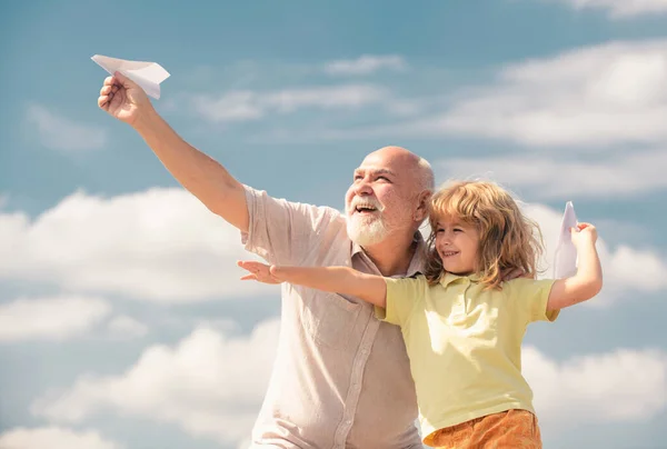 Enkelkind Und Großvater Mit Spielzeugpapierflugzeug Vor Sommerlichem Himmel Junge Mit — Stockfoto