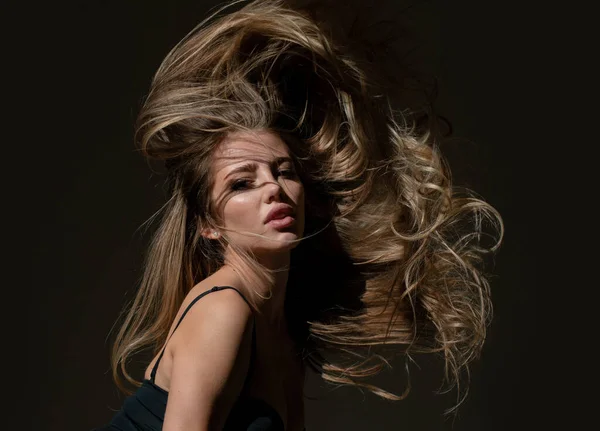 Parlak Saçlı Güzel Bir Kadın Genç Kızın Güzel Yüzü Hareket — Stok fotoğraf