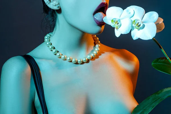 Мода Красота Орхидеи Женские Губы Сексуальная Женщина Язык Лижет Цветок — стоковое фото