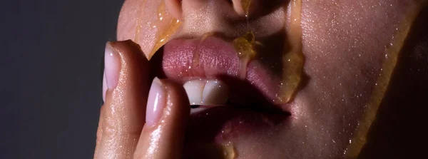 Στάζει Μέλι Στο Στόμα Γλυκά Σέξι Χείλη — Φωτογραφία Αρχείου