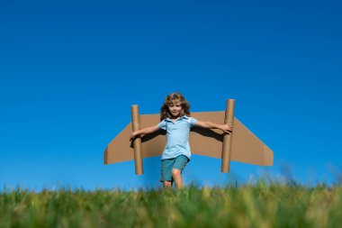 Gökyüzünde kanatları olan bir çocuk bir pilot hayal eder ve uçmayı hayal eder.