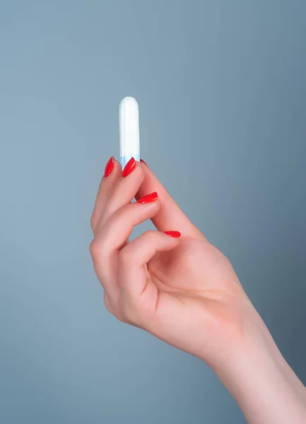 Hand Hält Menstruations Tampon Menstruationsbeschwerden Bei Frauen Menstruation Weiblicher Tampon — Stockfoto