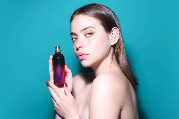 Jonge Mooie Vrouw Ruikt Parfum Sensuele Vrouw Met Fles Parfum — Stockfoto