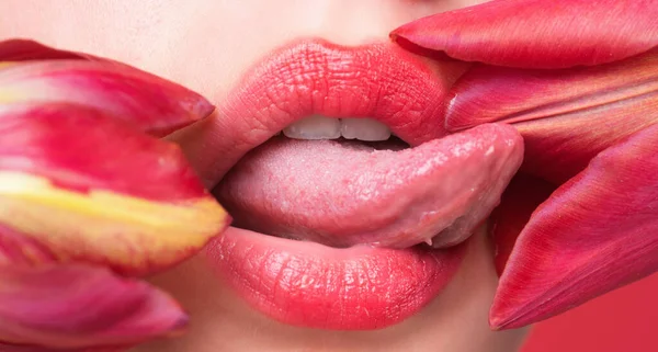 唇を舐めて 舌の花をなめるセクシーな唇で女性の口 口を舐めてしゃぶらせる 美しい自然の唇 官能的な舐め セクシーな口を開けてください 舌のコンセプトでセクシー舐め 女の子舐めチューリップ — ストック写真