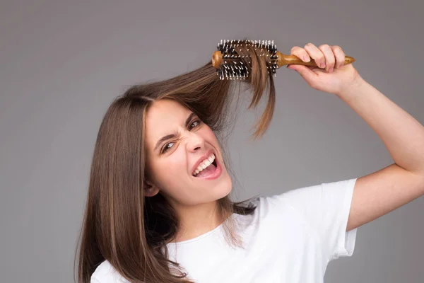 Girl Combing Hair Comb Beautiful Young Woman Holding Hair Comb — Stock Photo, Image