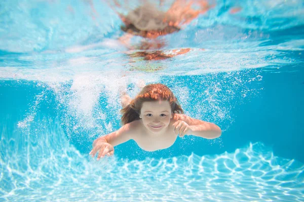 孩子在游泳池里游泳小男孩在海里游泳 积极健康的生活方式 在暑假与孩子一起游泳和水上运动 — 图库照片