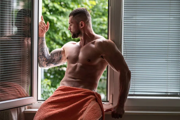 Sinnlicher Muskulöser Brocken Raum Auf Fenstervorhängen Muskulöses Modell Ohne Hemd — Stockfoto