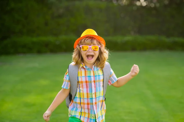 Moda Yaz Çocuklarının Portresi Şapkalı Güneş Gözlüklü Heyecanlı Çocuklar Yazlık — Stok fotoğraf