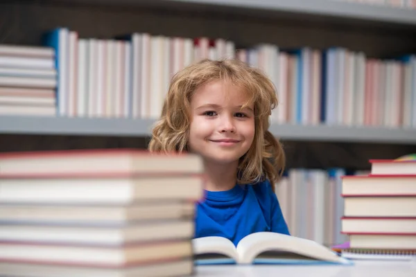 Kind Liest Bücher Der Bibliothek Schuljunge Mit Buch Der Schulbibliothek — Stockfoto