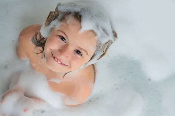 小孩在用泡沫洗澡时洗澡 — 图库照片