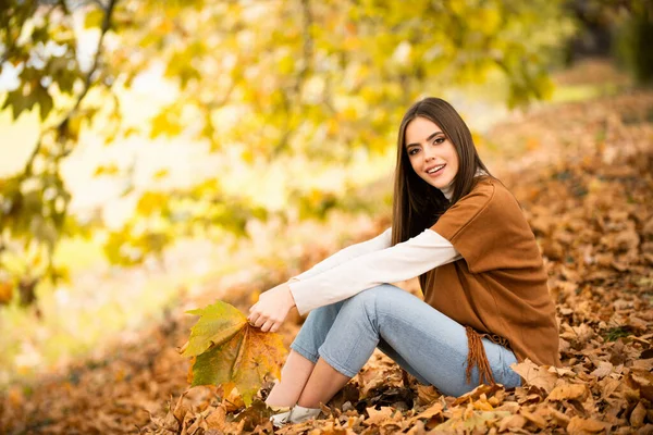 Счастливая Женщина Держащая Осенние Лепешки Лице Осенней Природе Портрет Молодой — стоковое фото