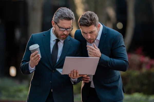 Zwei Gutaussehende Junge Geschäftsleute Klassischen Anzügen Mit Laptop Geschäftsleute Diskutieren — Stockfoto