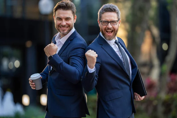 Zwei Aufgeregte Männer Business Team Verhandlungen Für Die Beiden Geschäftsleute — Stockfoto