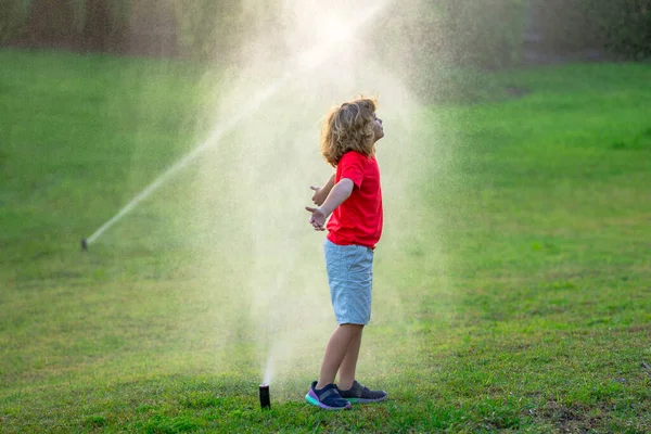 Παιδί Παίζει Στην Αυλή Του Καλοκαιριού Διασκέδαση Νερό Στον Κήπο — Φωτογραφία Αρχείου