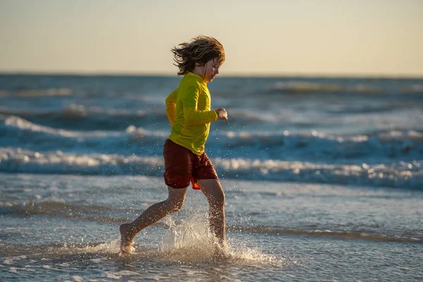 Muchacho Emocionado Corriendo Jugando Playa Tropical Día Verano Los Niños —  Fotos de Stock