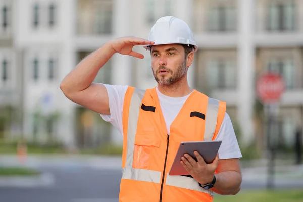 工程师与石碑 建筑检查 建筑工地的建筑商 在室外戴头盔的施工经理或工程师 男性建筑工程师 建筑师或工程师 — 图库照片