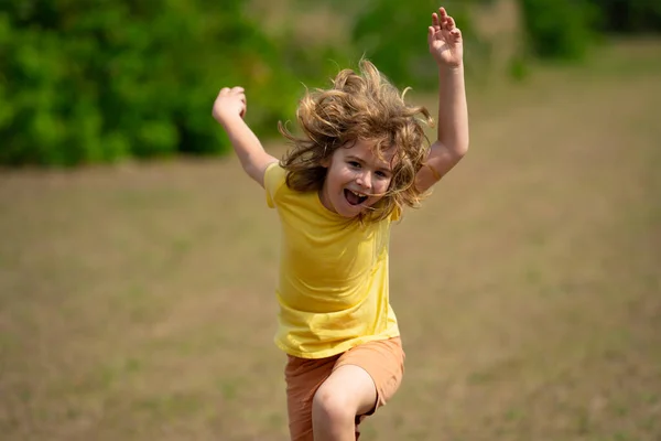 Garoto Animado Correndo Rua Criança Incrível Gosta Correr Rapazinho Feliz — Fotografia de Stock