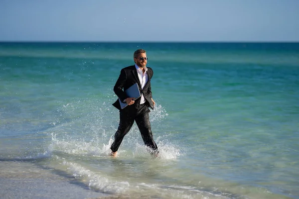 Бизнесмен Костюме Босиком Бегает Пляжу Красивый Бизнесмен Летних Каникулах Бизнесмен — стоковое фото