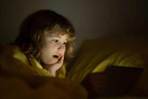 Ребенок Лежит Ночью Постели Играет Цифровой Планшет Планшет Детей Ребенок — стоковое фото